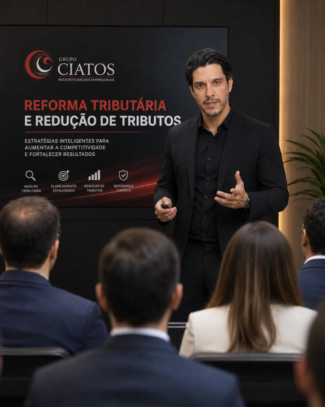 Diego Ciatos palestrando sobre reforma tributária e redução de tributos