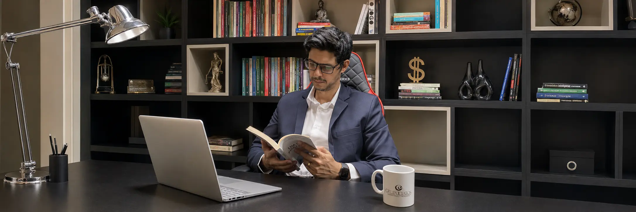 Diego Ciatos estudando em seu escritório